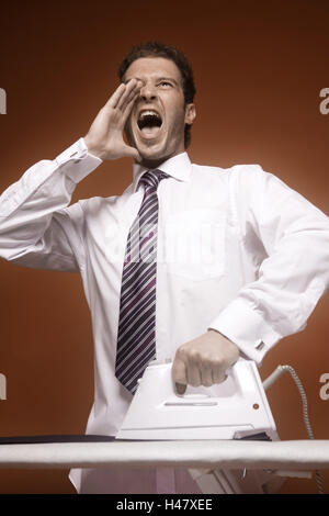 L'uomo, pantaloni ferro, gridare, metà ritratto, uomo, 30-40 anni, imprenditore, maglietta, la cravatta, business, persona, giovani, singolo gesto, grido di aiuto, istruzioni, gridare, disperazione, fury, fastidiosamente, indipendentemente, indipendentemente, singolo, domestico, i lavori domestici, ferro e asse da stiro, all'interno, studio Foto Stock