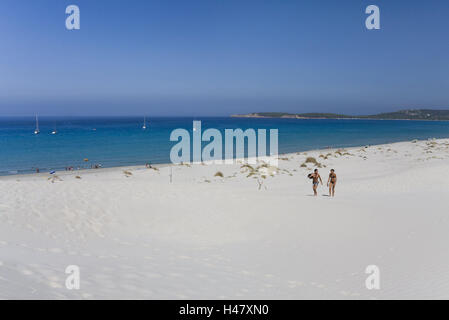 L'Italia, Sardegna, Porto Pino, spiaggia sabbiosa, bagnanti, mare, Europa, Sud, Europa, isola, spiaggia di sabbia sulla costa sud-ovest, costa, paesaggi, paesaggi costieri, spiaggia, sabbia, spiaggia, dune, paesaggi di dune, barche a vela, stivali, blu-bianco, persone, giovane, vacanziere, spiaggia vacanza, tempo libero, vacanze estive, il Mar Mediterraneo, larghezza, distanza, Horizon, copia di spazio, Foto Stock