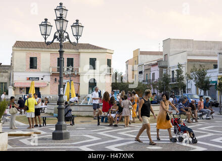 L'Italia, la Sardegna, l'isola di Sant' Antioco, Piazza Italia, passanti, Europa, Sud, Europa sud-ovest della costa, Isola di Sant'Antioco, isola, città, vista città, città costiera, spazio lanterna, bene, candelabri, Lampione, scene di strada, persona, turistiche, vacanziere, vacanza, Mediterraneo, alacremente, modo di vita, Foto Stock