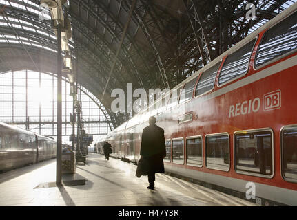 Assia, Frankfurt am Main, stazione centrale, piattaforma, uomini, vista posteriore, Foto Stock