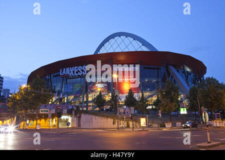 In Germania, in Renania settentrionale-Vestfalia, Colonia e LANXESS Arena, crepuscolo, Foto Stock