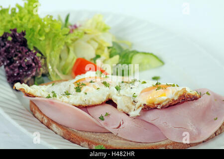Piastra, cibo, uova fritte e prosciutto sul pane, Foto Stock
