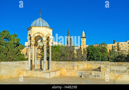 Il Duomo di San Giorgio con il alto minareto Ghawanima sullo sfondo, Gerusalemme, Israele. Foto Stock
