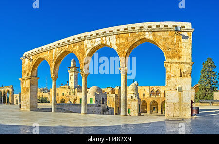 La vista sui monumenti di Haram al-Sharif complessa attraverso le scale delle anime colonnato, a Gerusalemme, Israele. Foto Stock