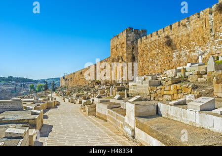 Il cimitero musulmano a parete orientale, compreso il Golden Gate (della Misericordia) Foto Stock