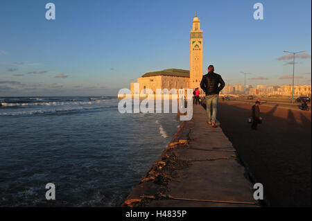 Vista al tramonto della Grande Moschea di Hassan II, Casablanca è più impressionante, completato nel 1994. Foto Stock