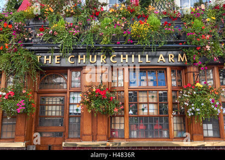 The Churchill Arms pub in Kensington, Londra England Regno Unito Regno Unito Foto Stock