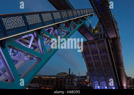 Aprire il Tower Bridge al tramonto, London, England Regno Unito Regno Unito Foto Stock