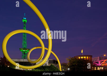 Berlino, grande scultura 'Looping' nella parte anteriore della torre della radio, Foto Stock