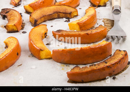 Arrosto di hokkaido fette di zucca su bianco della carta da cucina con forca Foto Stock