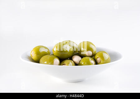 Con tonsille riempito olive verdi in bianco la piastra concava, Foto Stock