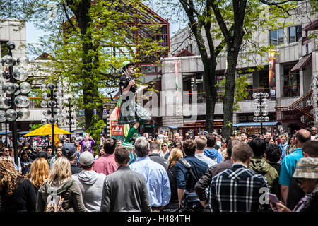 Street interprete nel famoso Mercato di Quincy, Boston Foto Stock