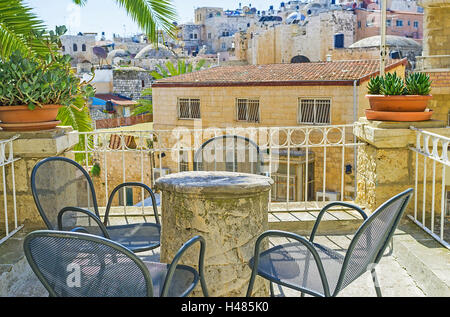 L'accogliente terrazza dell'Ospizio austriaco con la vista panoramica sul vecchio alloggiamento del Quartiere Musulmano di Gerusalemme, Israele. Foto Stock