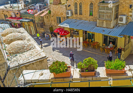 La vista su accoglienti caffetterie di Via Dolorosa street dalla terrazza dell Ospizio austriaco, Gerusalemme Israele Foto Stock