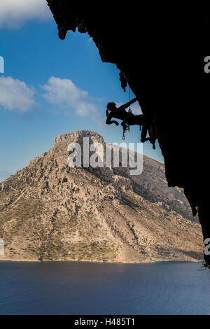 Aleksandra Taistra Ola, polacco arrampicata su roccia atleta scaling del 7c percorso nella Grande Grotta settore in Kalymnos Island, Grecia Foto Stock