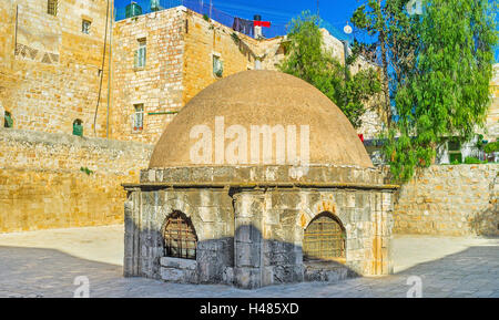 La cupola al centro del tetto della chiesa del Santo Sepolcro, ammette luce a St Helena la cripta, Gerusalemme, Israele Foto Stock