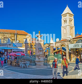 La Piazza Muristan, pieno di mercanti e di turisti con il campanile in pietra del Kirche luterana del Redentore, Gerusalemme Foto Stock