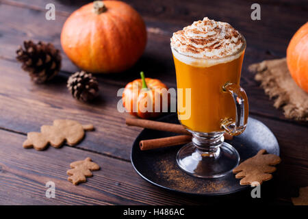 Frullato di zucca, spice latte. Boozy cocktail Foto Stock