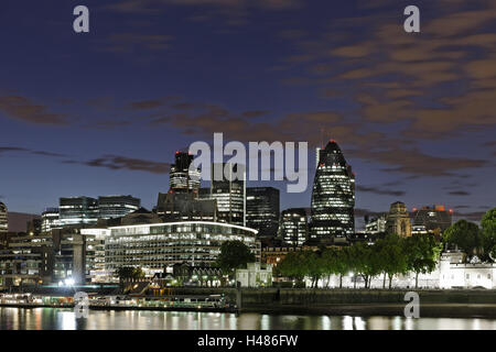 Skyline della città di Londra con il Tamigi, Swiss Re Tower, crepuscolo, la riva sud del Tamigi, Bermondsey, London, England, Regno Unito Foto Stock