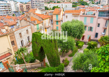 Il piccolo parco in Square du Caroubier, tra le vecchie case nel quartiere Suquet di Cannes, Francia. Foto Stock