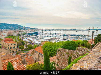Vista dall'alto del Boulevard de la Croisette e del vecchio porto di Cannes, Francia. Foto Stock