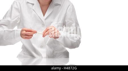 Close up femmina in abito bianco pulizia bianco trasparente di vetro vuoto tubo di prova contro uno sfondo bianco Foto Stock