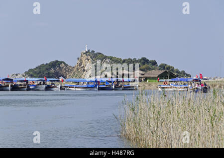 Turchia, costa sud-occidentale della Provincia di Mugla, Dalyan, Dalyan delta, Iztuzu beach, escursione barche, paesaggi, sul delta del fiume, acque, giunchi, jetty, stivali, colline, torre, stivali, visualizzare, escursione, Iztuzustrand, Foto Stock