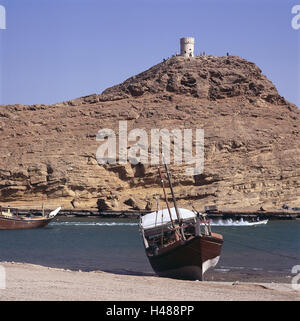 Oman, Sur, Al Ayajh fort, rock, bile costa, cielo blu, mare, acque, stivali, fort, persona, turistico, turismo, torre, porto, Foto Stock