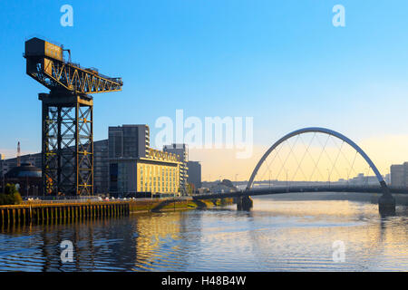 Mattina presto all'alba e la nebbia sul fiume Clyde con la gru Anderston e Arc (Squinty) Ponte di Glasgow, Scotland, Regno Unito Foto Stock