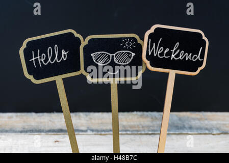 Messaggio motivazionale Ciao Weekend scritto con un gessetto su legno mini etichette di Blackboard Foto Stock
