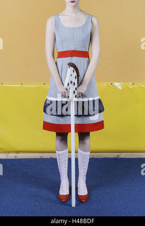 Giovane donna con hobbyhorse, segmento, Foto Stock