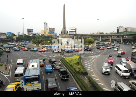 Thailandia, Bangkok, del vincitore del monumento, scene di strada, traffico, automobili, Asia del sud-est asiatico, città capitale, il traffico della città a breve distanza il traffico, sanzioni, motocicli, traffico, multi-lane, rotonda, link traffico, monumento Obelisco, Foto Stock