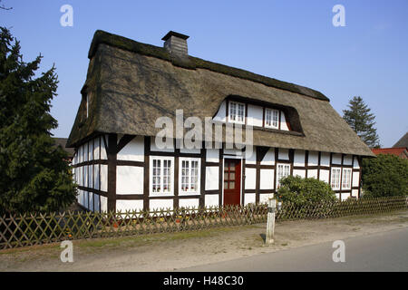 Germania, Bremen, Bremen-upper nuovo territorio, con tetto di paglia house, Foto Stock