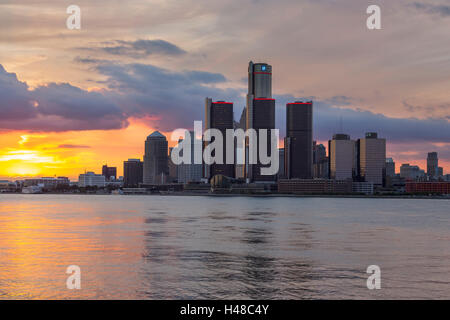 GM RENAISSANCE CENTER TOWERS (©JOHN PORTMAN 1977) skyline del centro fiume DETROIT MICHIGAN STATI UNITI Foto Stock