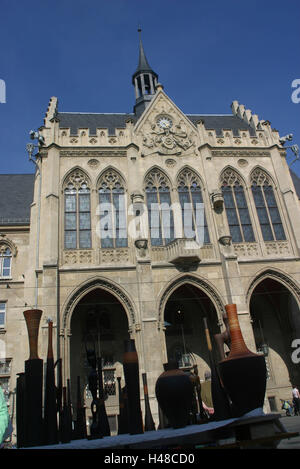 In Germania, in Turingia, Erfurt, mercato del pesce, Municipio e il piazzale antistante, stallo del mercato, vendite di ceramiche, municipio edifici, la struttura presenta uno stile architettonico, neogotico, architettura e cultura, luogo di interesse, destinazione, turismo, spazio membro, earthenwares, ceramiche merci, brocche, vasi, mercato Foto Stock