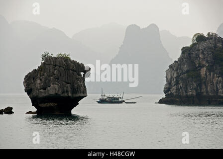 Il Vietnam, Halong Bay, isola di mondo, roccia calcarea, barca da pesca, Foto Stock