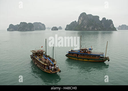 Il Vietnam, Halong Bay, isola di mondo, roccia calcarea, escursione barche, Foto Stock