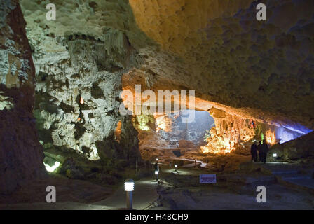 Il Vietnam, Halong Bay, isola, pit, 'inclinazione Thien Cung', grotte di calcare, Foto Stock