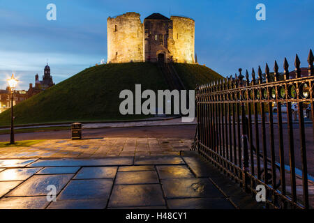 La Torre di Clifford di notte, York Foto Stock