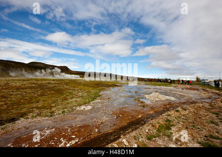 Chimica e i depositi geologici causata da geyser di acqua geysir overflow Islanda Foto Stock