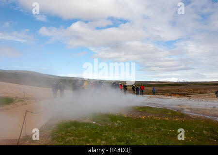 I turisti stanno intorno in attesa per la strokkur geyser a scatenarsi geysir Islanda Foto Stock