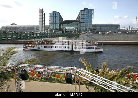 Germania Berlino, beach area nuoto, di Ludwig Erhard shore, turistico vacanza nave, stazione centrale, nessun modello di rilascio, l'Europa, la città capitale, parte comune, palme, sedie a sdraio, la gente, la Sprea, Spree shore, nave turistica, relax, riposo, big-atmosfera della città, attrazione turistica, escursione, destinazione, scena, stadio club, persona, edificio, architettura moderna, bridge, Foto Stock