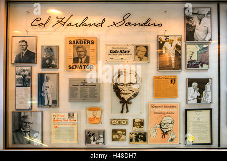 Memorabilia di pubblicità presso la Harland Sanders KFC cafe e museo a Corbin KY Foto Stock