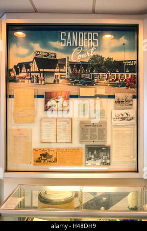 Memorabilia di pubblicità presso la Harland Sanders KFC cafe e museo a Corbin KY Foto Stock