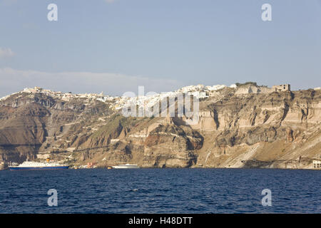 Grecia CICLADI, isola di Santorini, margine del cratere, Fira, ripida costa, navi, sul mare Foto Stock