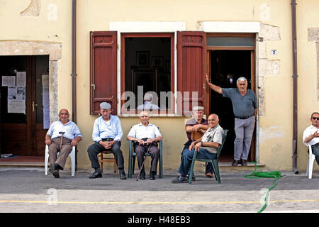 L'Italia, Sardegna, Bonorva, cittadini anziani, sedie, sedersi, gruppo, nessun modello di rilascio, Europa, isola, destinazione, house, facciata, edificio, porta, finestra, vecchio cerchio, persona, tempo libero, pensionamento, titolare di pensione o di rendita, il punto di contatto, tradizione, all'esterno, corpo intero, Foto Stock