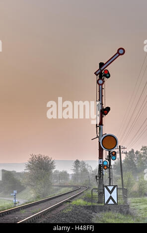 Binario ferroviario, segnali, atmosfera serale, Foto Stock