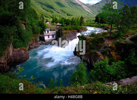 Un rapido flusso del Troll Road Foto Stock