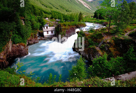 Un rapido flusso del Troll Road Foto Stock