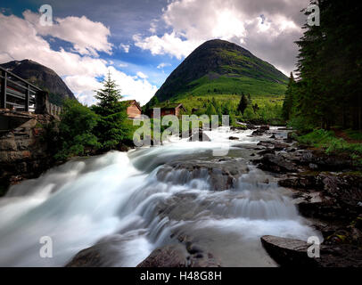 Un rapido flusso del Troll Road Foto Stock